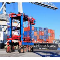 3867_0835 Hafenarbeit in Hamburg; Portalhubwagen am Schiffsheck; gestapelte Container. | 